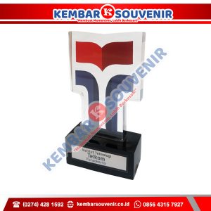 Piala Dari Akrilik Universitas Nusantara Manado