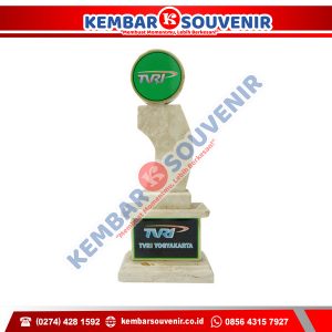 Piala Dari Akrilik Universitas Nusantara Manado